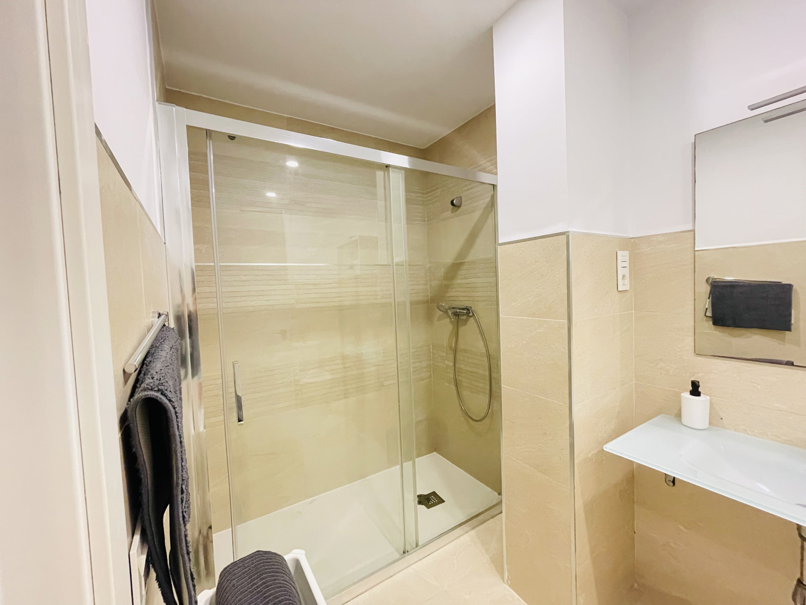 Apartamentos turísticos y vacacionales baratos en Málaga. Buenos precios en la zona de la playa, en El Palo y en la zona centro de la ciudad. Posibilidad de aparcamiento gratuito. - Estación Centro VIALIA 7