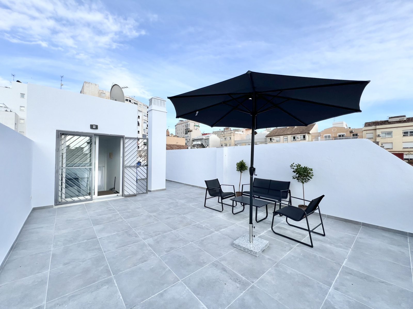 Apartamentos turísticos y vacacionales baratos en Málaga. Buenos precios en la zona de la playa, en El Palo y en la zona centro de la ciudad. Posibilidad de aparcamiento gratuito. - VARELA ÁTICO: 2 dormitorios y terraza